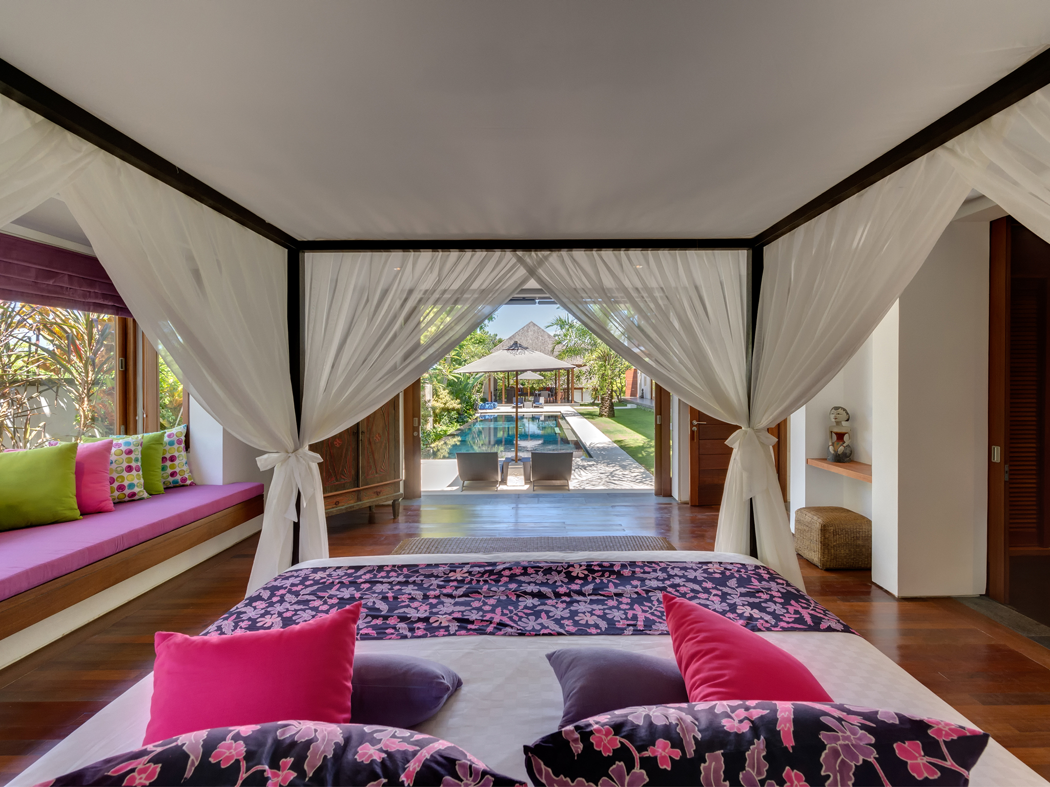 Bendega Rato - Master bedroom with pool view - Bendega Rato, Canggu, Bali